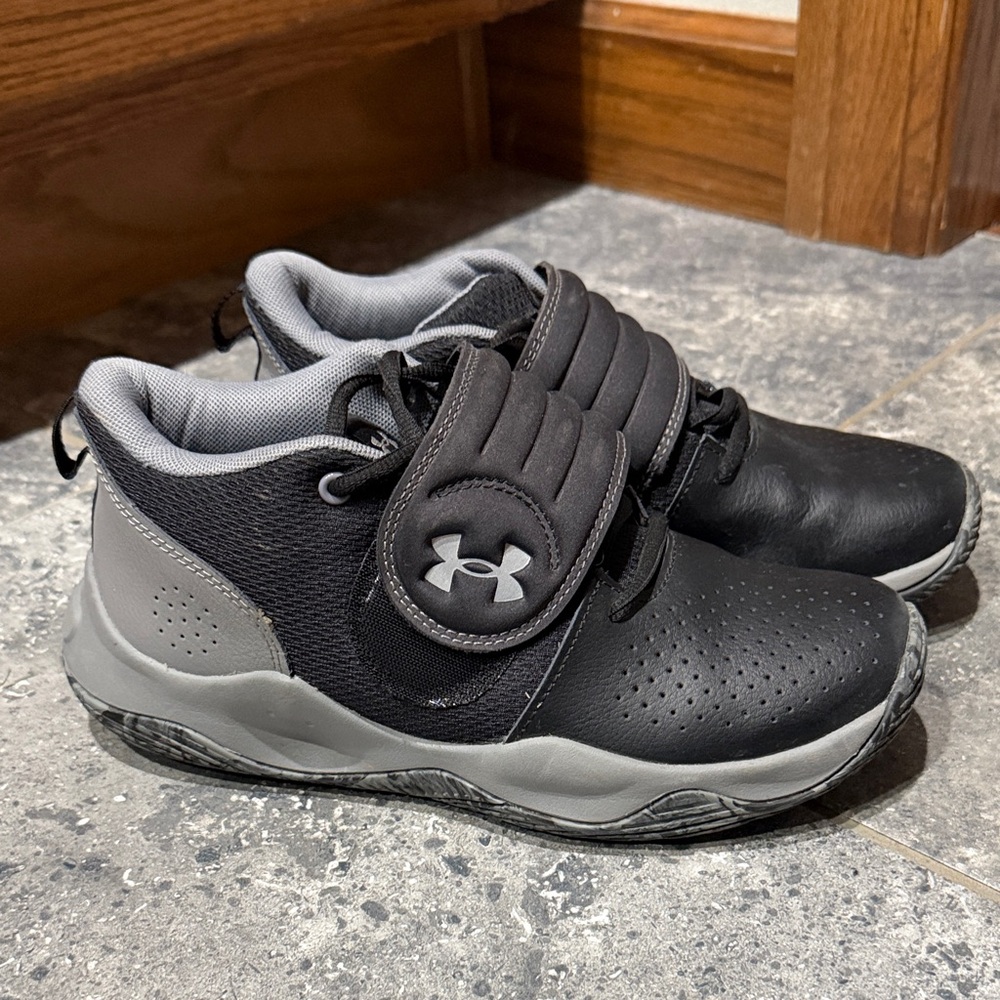 Boys UA Zone Basketball Shoes  BB Grade School Kids' 
EUC!!